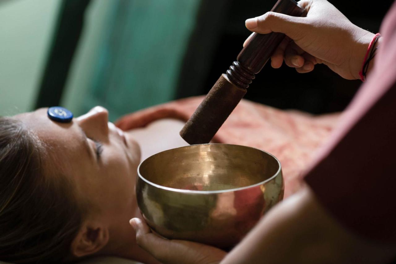 Adiwana Suweta Hotel Ubud Eksteriør billede A singing bowl being played