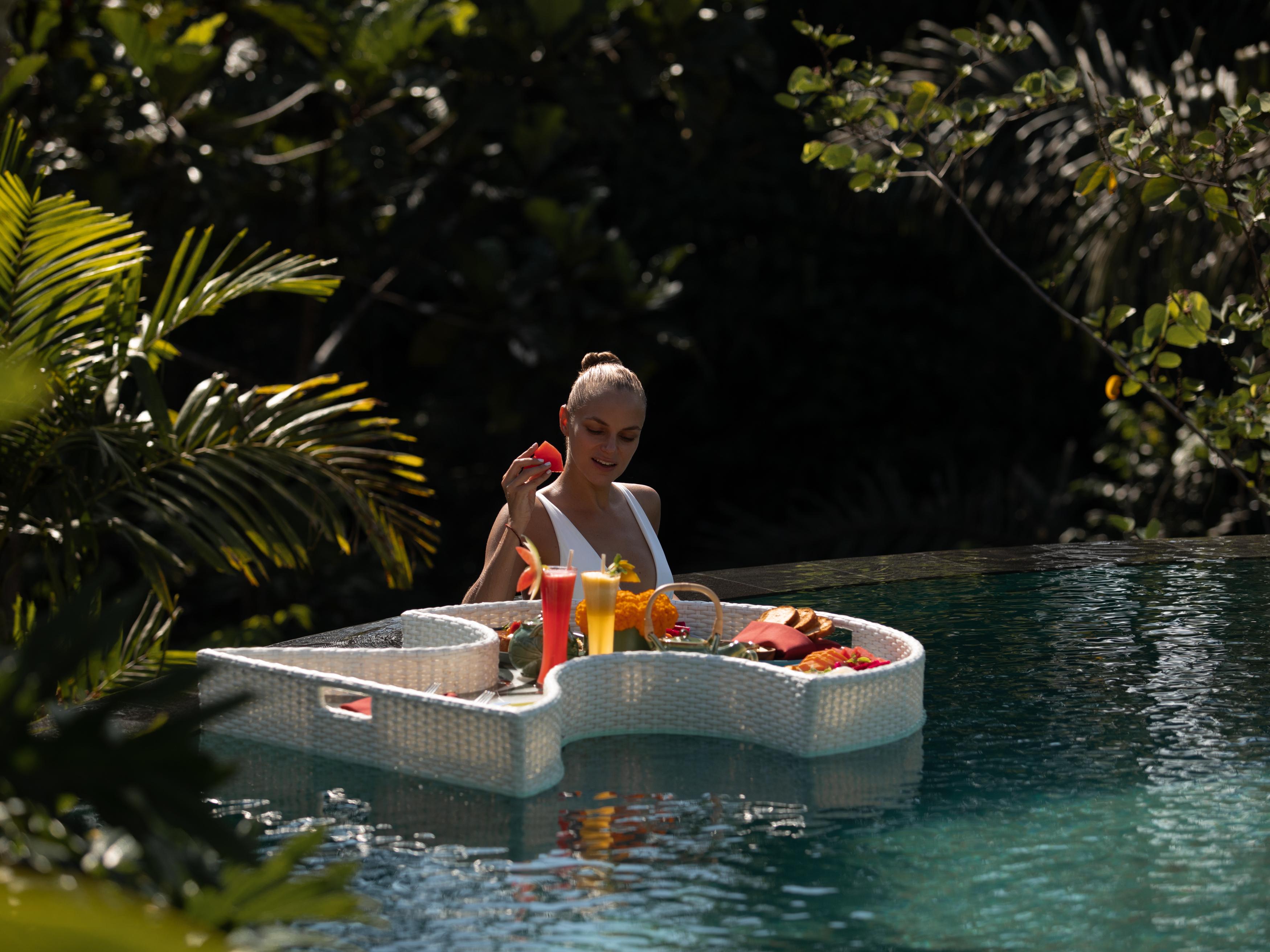 Adiwana Suweta Hotel Ubud Eksteriør billede Floating breakfast at Alila Villas Uluwatu