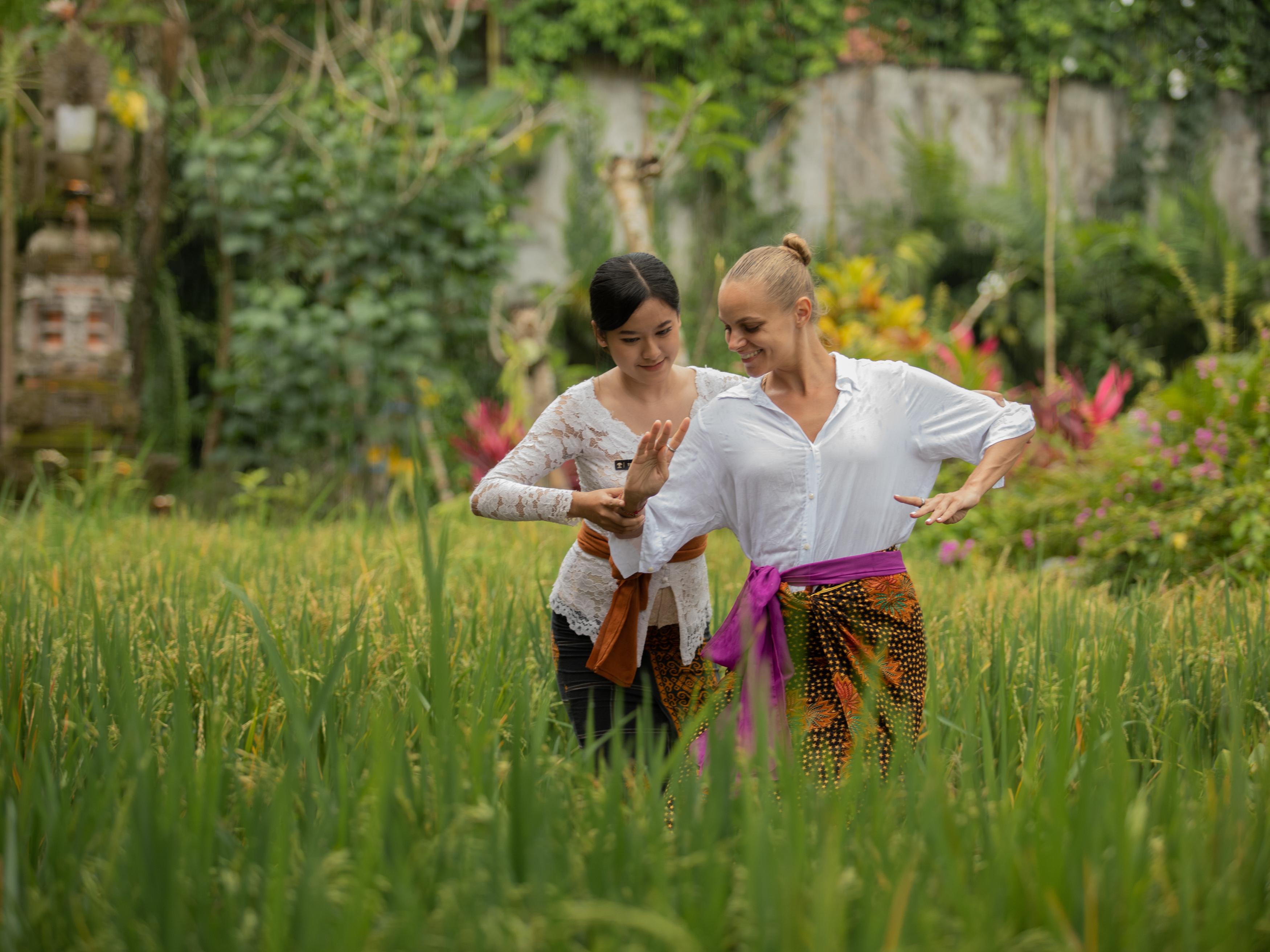 Adiwana Suweta Hotel Ubud Eksteriør billede A couple dancing Kebyar duduk