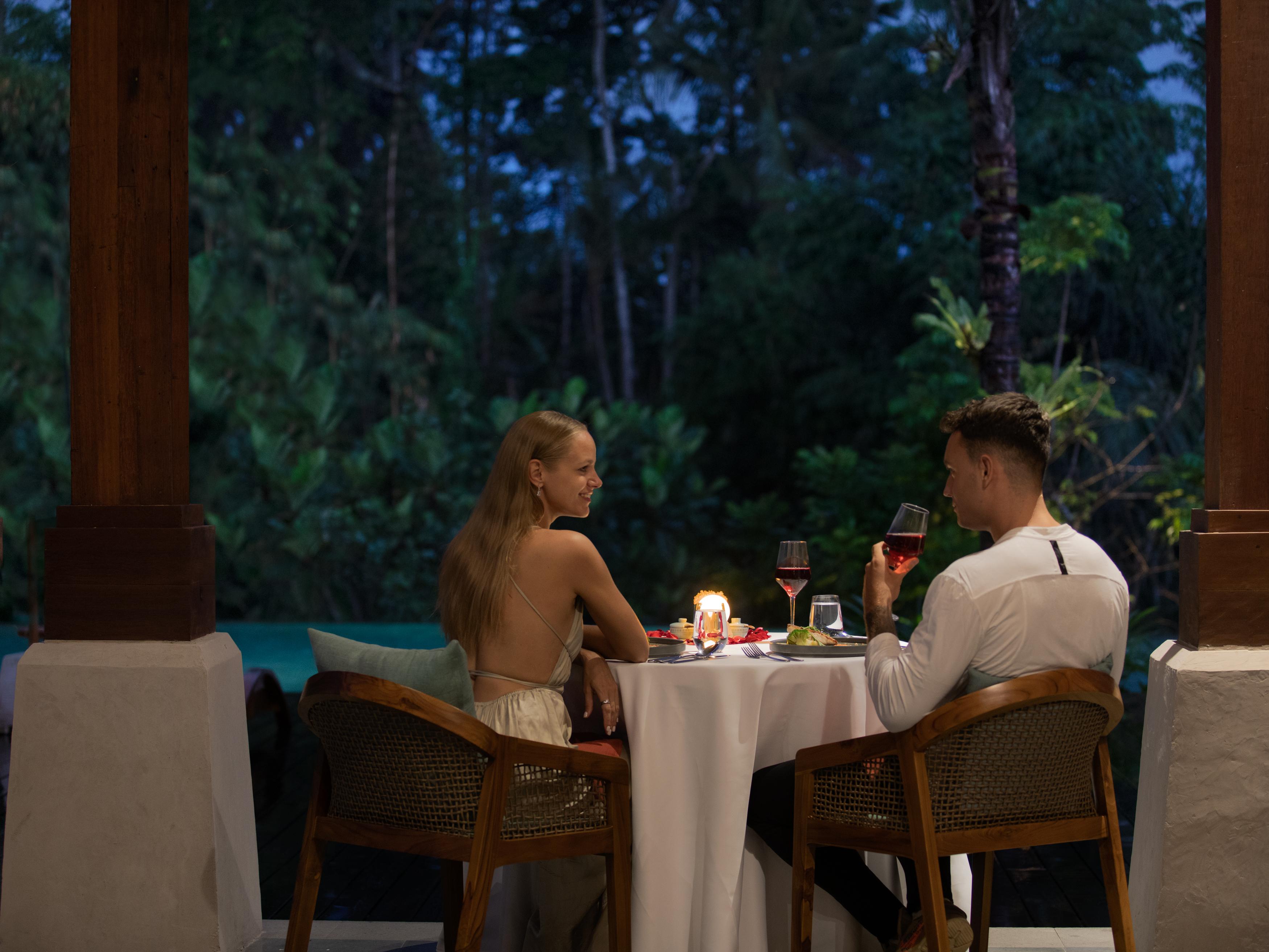 Adiwana Suweta Hotel Ubud Eksteriør billede A couple dining at a resort in Bali, Indonesia
