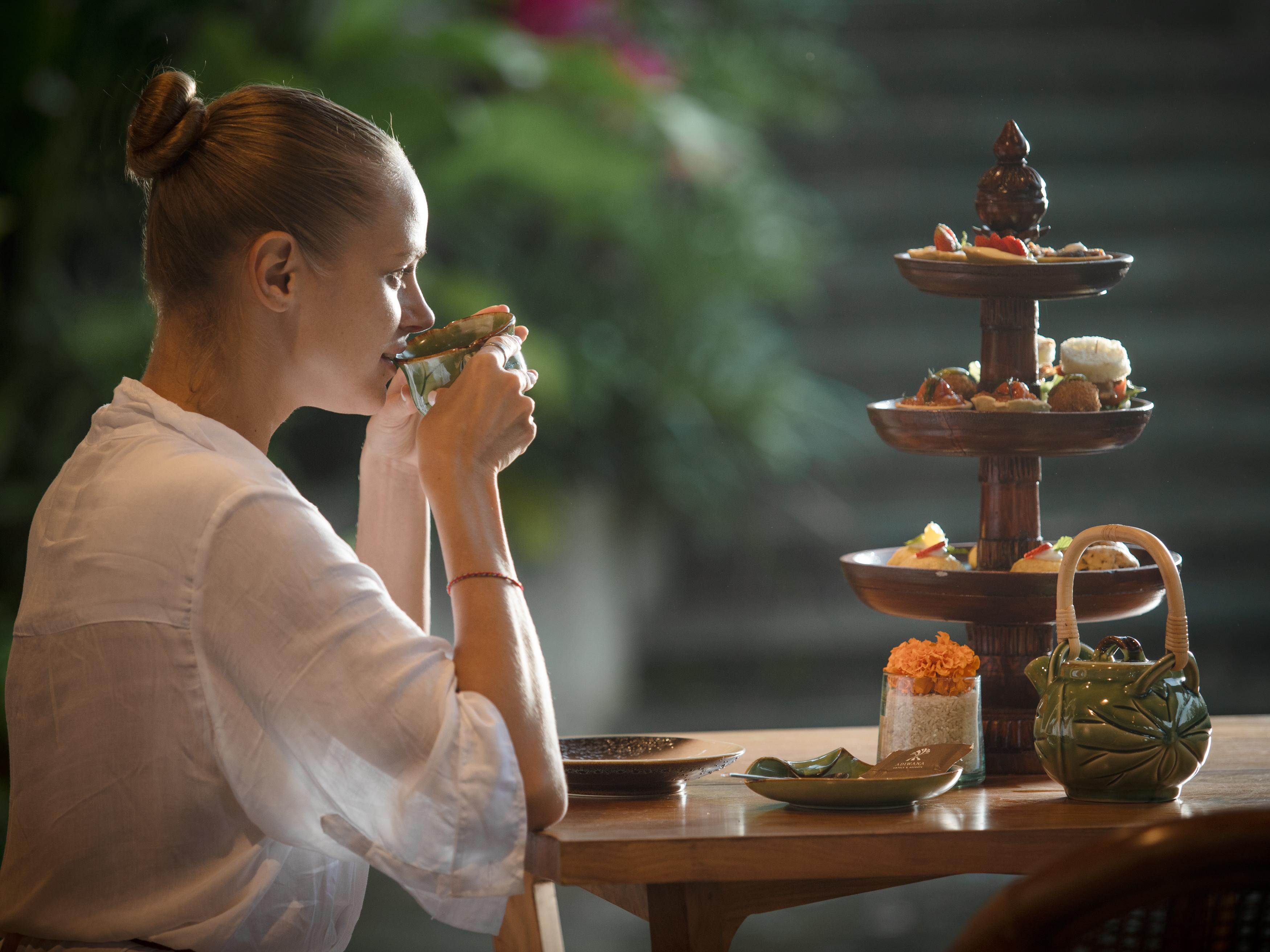 Adiwana Suweta Hotel Ubud Eksteriør billede A woman drinking Thai tea