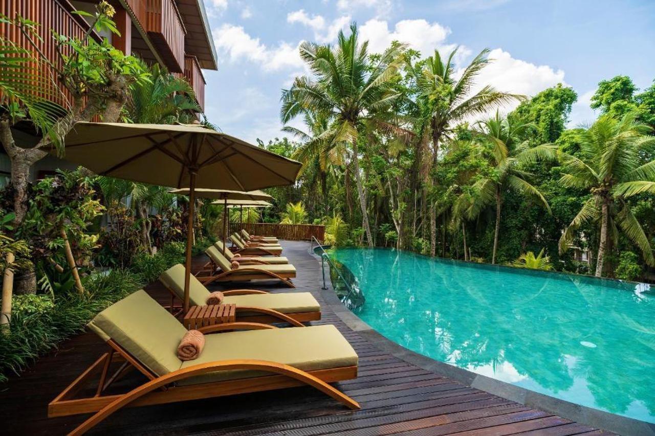 Adiwana Suweta Hotel Ubud Eksteriør billede The swimming pool at the hotel