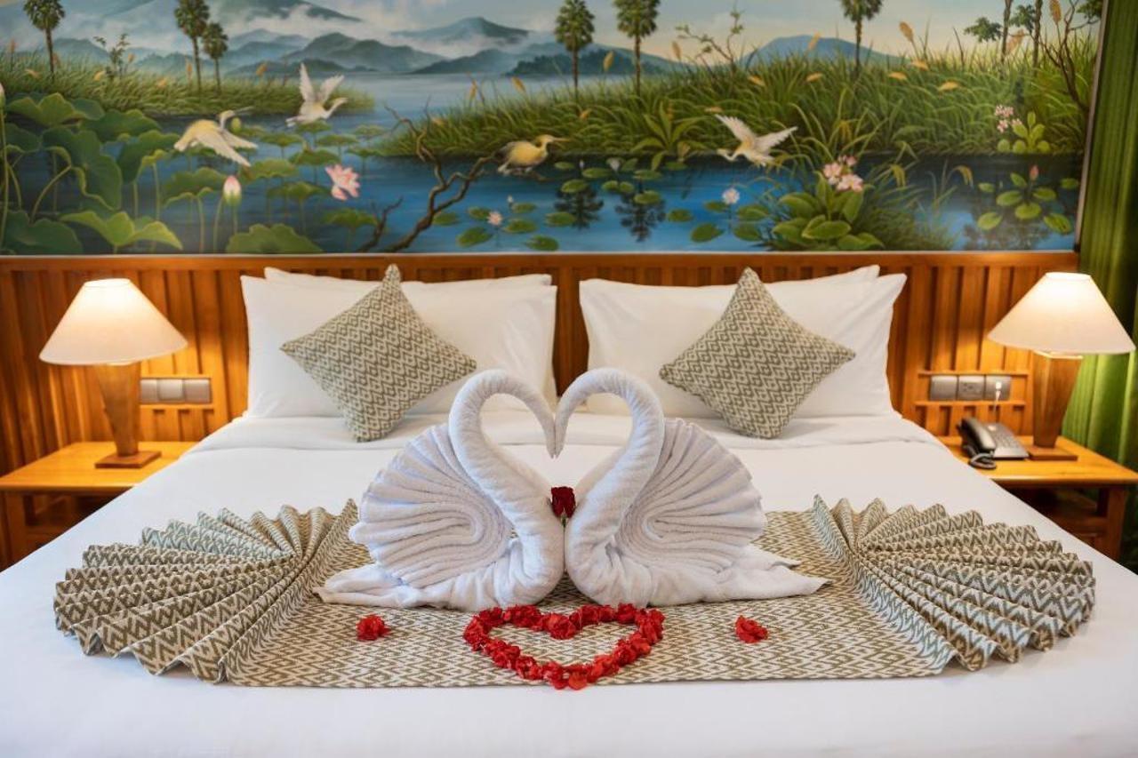 Adiwana Suweta Hotel Ubud Eksteriør billede A bed with a towel swan