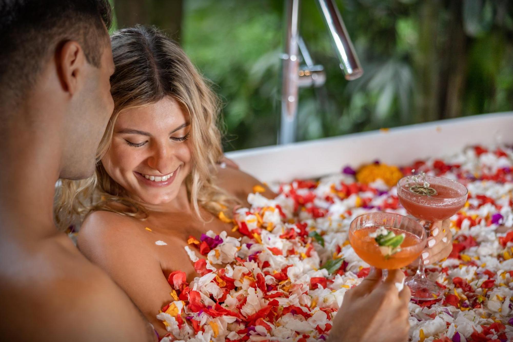 Adiwana Suweta Hotel Ubud Eksteriør billede A couple in a flower bath